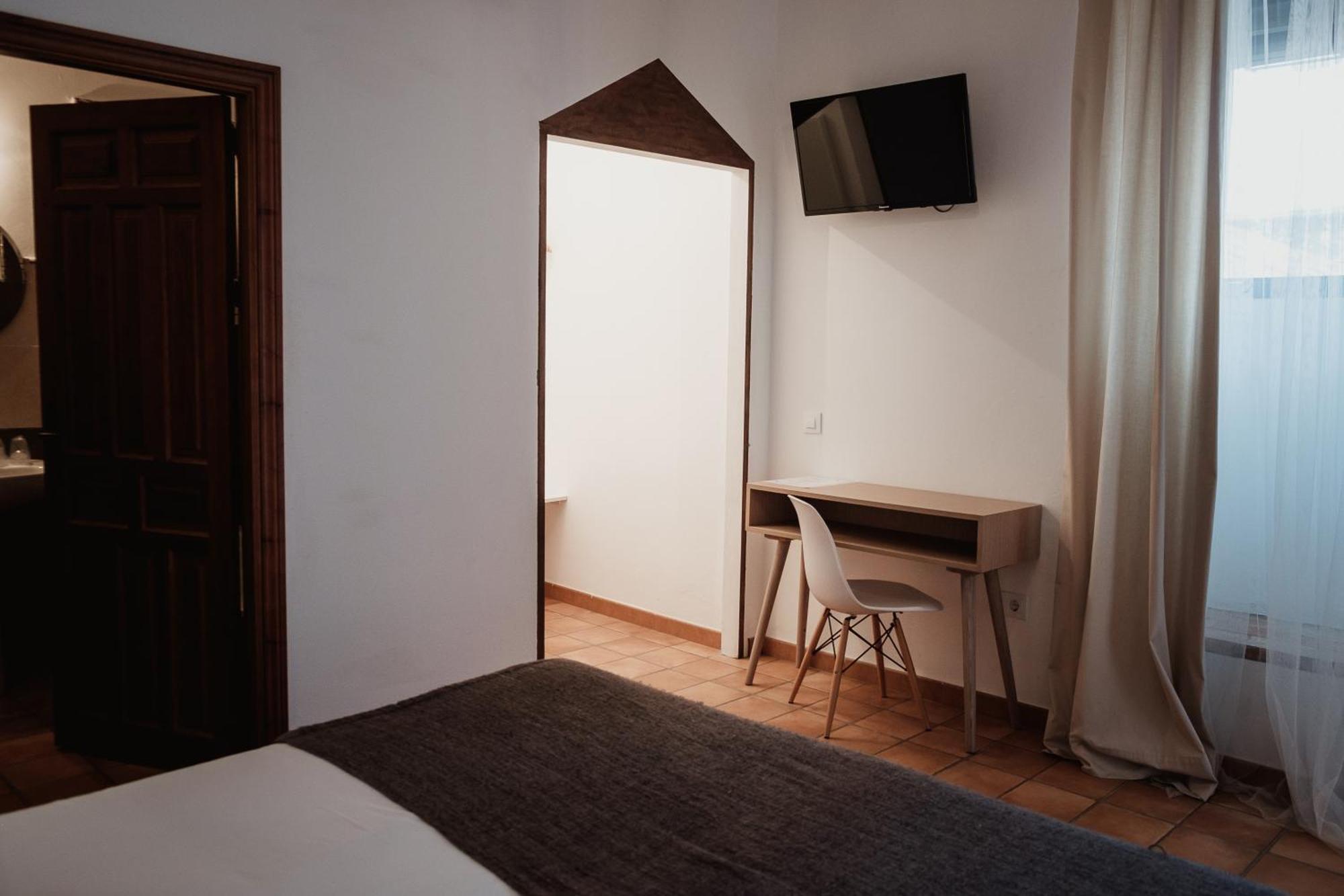 Hostal Cafe Frenteabastos Carmona  Bagian luar foto